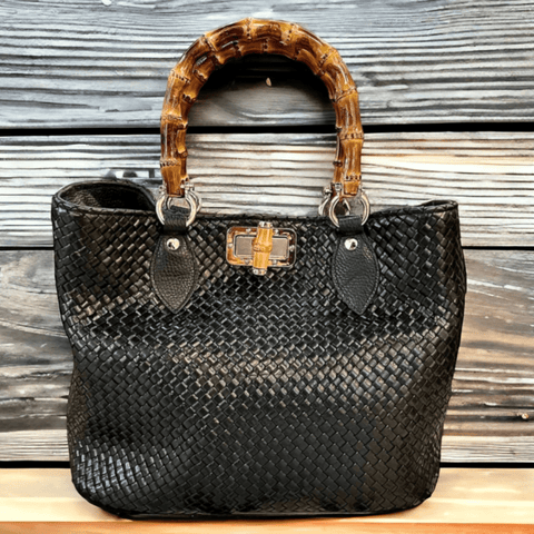 Handgefertigte Tasche aus schwarzem geflochtenem Kalbsleder mit Bambusgriffen - ModeEcho
