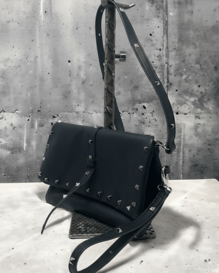 Schwarze Kuhleder - Schultertasche mit Pyramiden – handgefertigt - ModeEcho