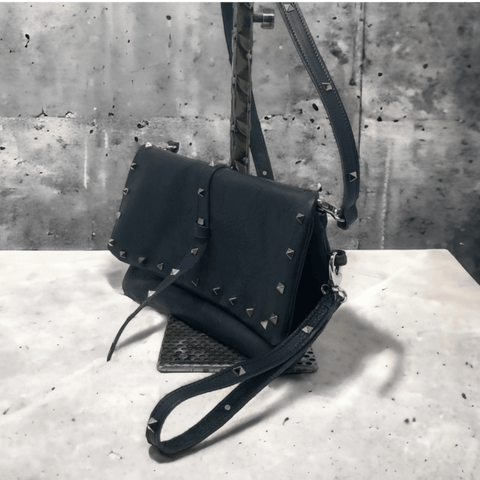 Schwarze Kuhleder - Schultertasche mit Pyramiden – handgefertigt - ModeEcho