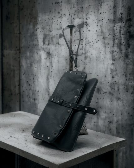 Schwarze Kuhleder - Schultertasche mit Pyramiden – handgefertigt - ModeEcho