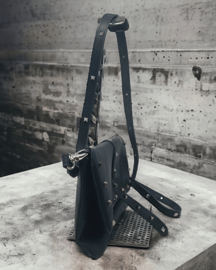 Schwarze Kuhleder - Schultertasche mit Pyramiden – handgefertigt - ModeEcho