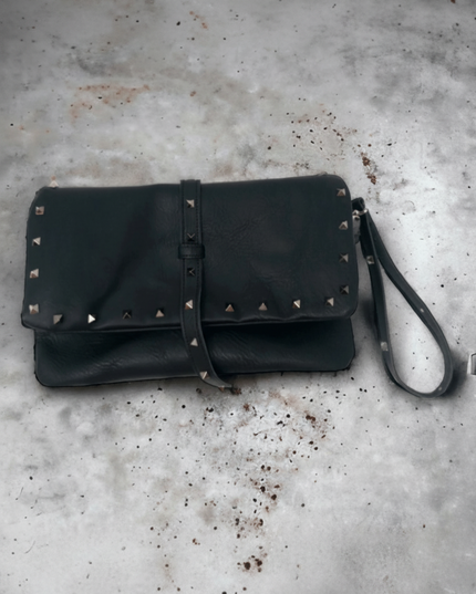 Schwarze Kuhleder - Schultertasche mit Pyramiden – handgefertigt - ModeEcho