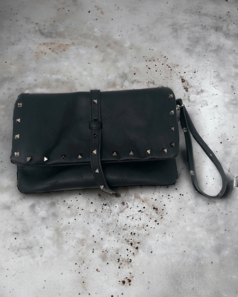 Schwarze Kuhleder - Schultertasche mit Pyramiden – handgefertigt - ModeEcho