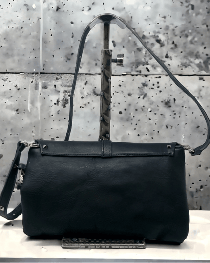 Schwarze Kuhleder - Schultertasche mit Pyramiden – handgefertigt - ModeEcho