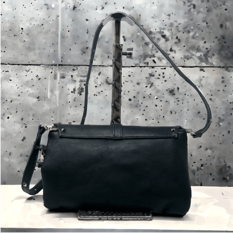 Schwarze Kuhleder - Schultertasche mit Pyramiden – handgefertigt - ModeEcho