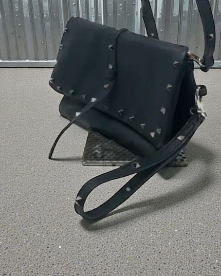 Brunocenere Schwarze Schultertasche mit Pyramidenbolzen – Handmade Italy