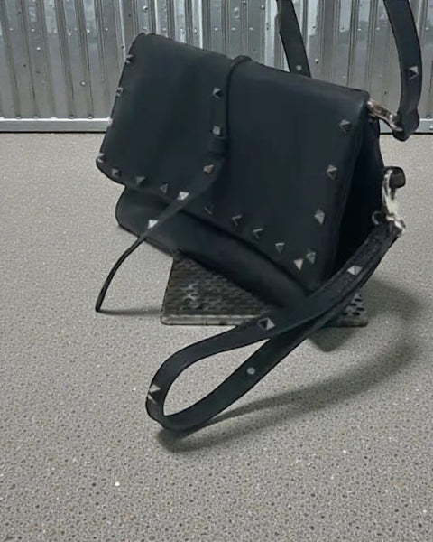 Brunocenere Schwarze Schultertasche mit Pyramidenbolzen – Handmade Italy