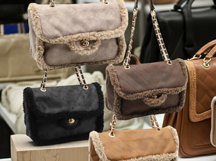 Shoulder bag with chain strap in suede look with fur trim 