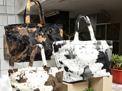 Printed bag with cow pattern and long, soft handles 