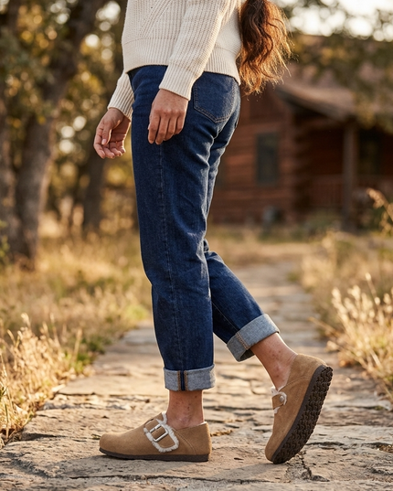Damen Suede Shearling Clogs | Camel & Coffee | Cozy Buckle Slip-On Mules