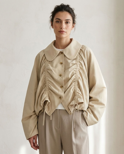 BYMANYC ® New York | SOHO kurze Jacke mit Bubikragen und Raffung | Sandbeige
