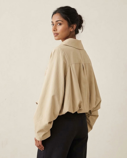 BYMANYC ® New York | SOHO kurze Jacke mit Bubikragen und Raffung | Sandbeige