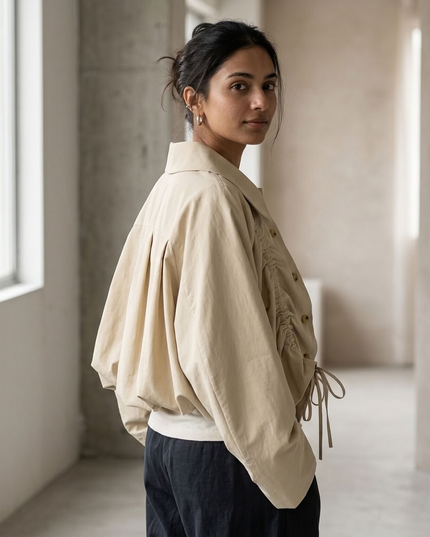 BYMANYC ® New York | SOHO kurze Jacke mit Bubikragen und Raffung | Sandbeige