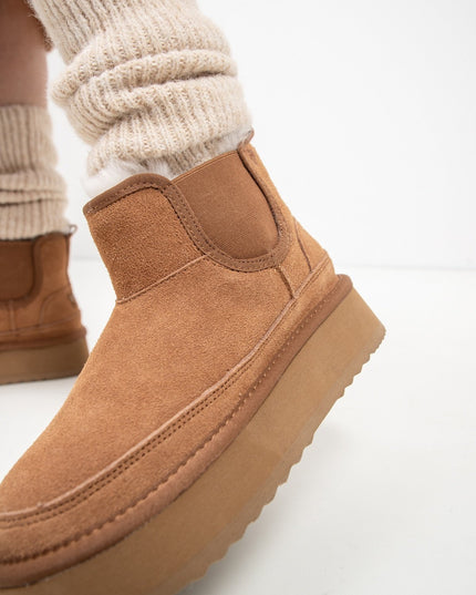 Women's leather boots with insulation