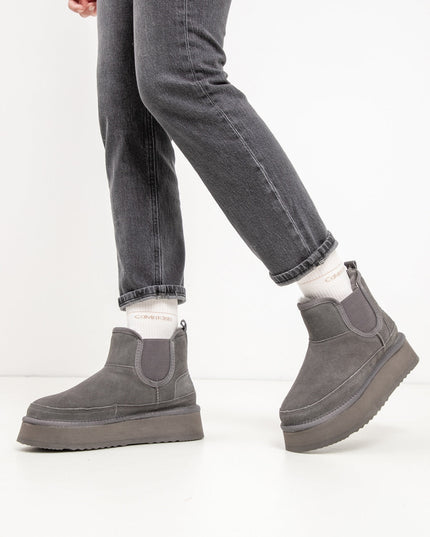 Women's leather boots with insulation