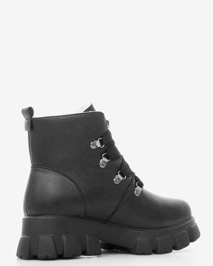 Women's leather boots with insulation