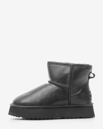 Women's leather boots with insulation
