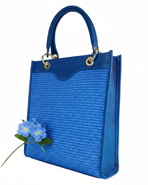 RB1026CH | Women's upright hand bag in Genuine Leather and Straw Made in Italy. Removable and adjustable leather shoulder strap. Shiny Gold hardware - Royal Blue color - Dimensions: 24 x 29 x 9 cm.-0