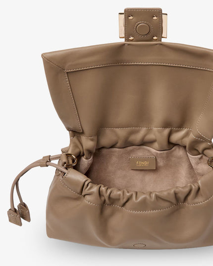 Fendi | Baguette Soft Medium Lederschultertasche | Taupe