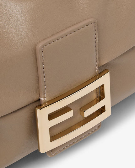 Fendi | Baguette Soft Medium Lederschultertasche | Taupe