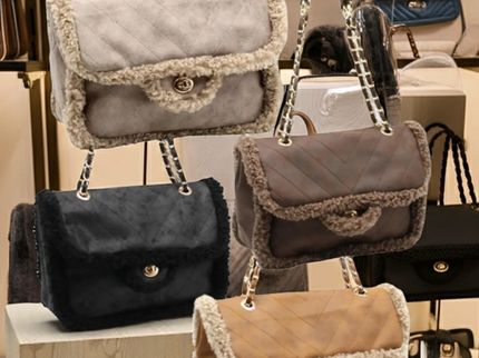 Shoulder bag with chain strap in suede look with fur trim 