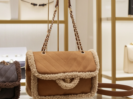 Shoulder bag with chain strap in suede look with fur trim 