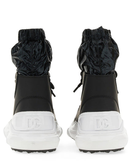 LACE-UP BOOT