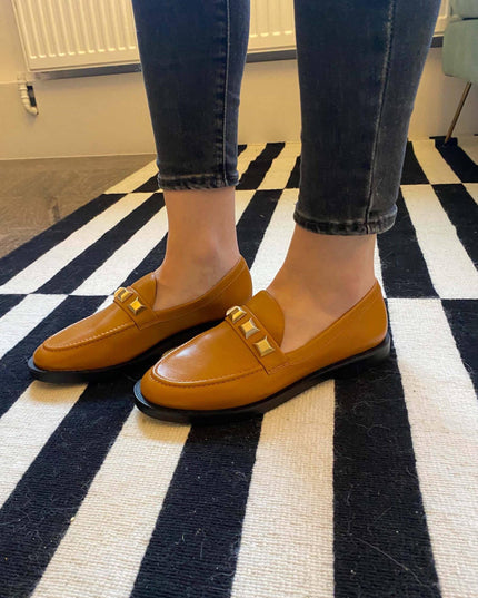 Mangará Caetê Loafers – Karamell-Kalbsleder mit Nieten