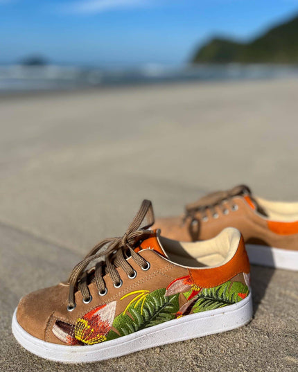 Mangará Atelier | Wildleder-Sneaker mit Blumenstickerei | Beige | Damen