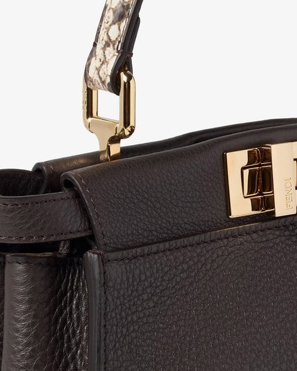 Fendi | Peekaboo Mini Handtasche aus genarbtem Leder | Braun