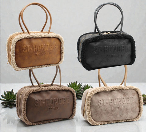 ST - HONORÉ Tasche in Wildlederoptik mit Pelzbesatz - ModeEcho