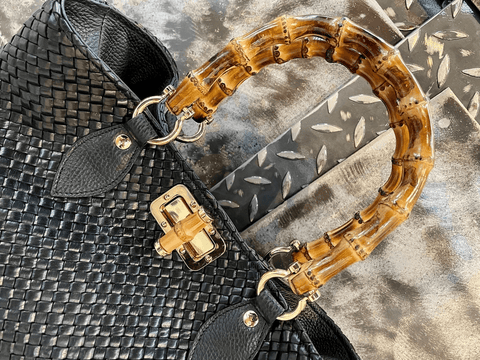 Handgefertigte Tasche aus schwarzem geflochtenem Kalbsleder mit Bambusgriffen - ModeEcho